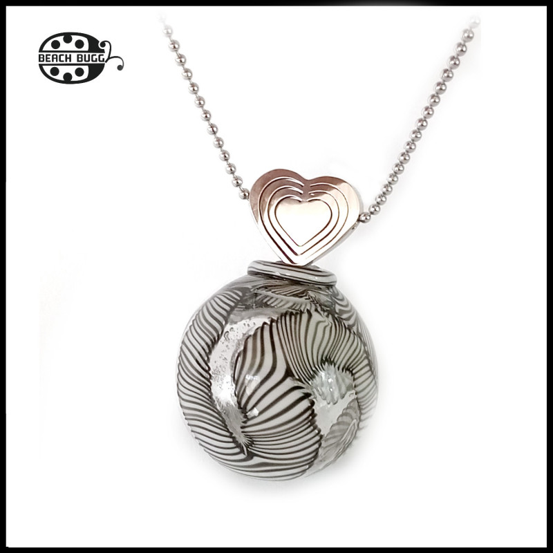 M2.5 heart pendant with necklace